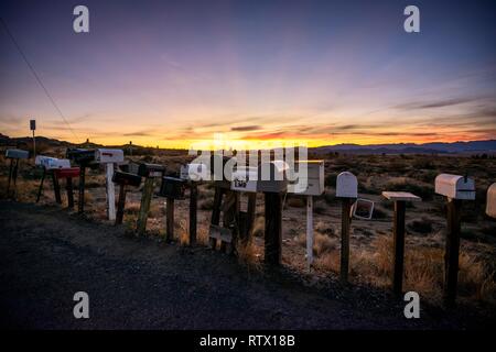 Au coucher du soleil, les boîtes aux lettres en bordure de l'historique Route 66, Antares, Walapai, Kingman, Arizona, USA Banque D'Images