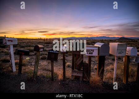 Au coucher du soleil, les boîtes aux lettres en bordure de l'historique Route 66, Antares, Walapai, Kingman, Arizona, USA Banque D'Images