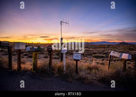 Au coucher du soleil, les boîtes aux lettres en bordure de l'historique Route 66, Antares, Walapai, Kingman, Arizona, USA Banque D'Images