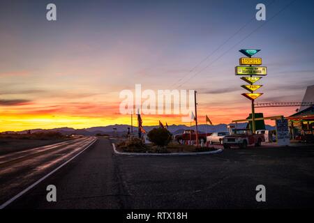 Arrêt de repos historique et station-service avec boissons, au coucher du soleil, Centre d'Antares, Route 66, l'historique Route 66, Antares Banque D'Images