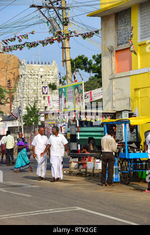 Scène de rue animée, Mamallapuram, Mahabalipuram, baie du Bengale, Tamil Nadu, Inde Banque D'Images