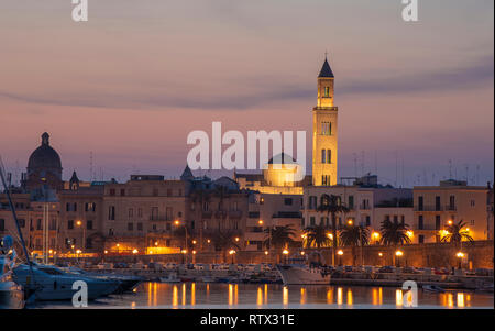 La ville de Bari au coucher du soleil avec la Basilique de San Nicola et la cathédrale romane. Bari, Pouilles, Italie. front de mer vue sur la ville à partir de la marina de nuit. Pouilles Banque D'Images