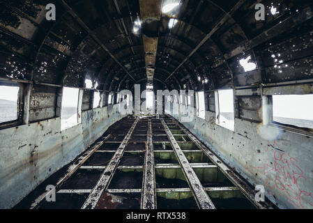 US Navy Super Douglas DC-3 sur un Solheimasandur plane Wreck Beach dans le sud de l'Islande Banque D'Images