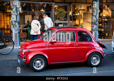 Ancienne Fiat Nuova 500 Abarth en face d'un magasin le Marzellenstreet, Cologne, Allemagne. modifier Nuova Fiat 500 Abarth vor einem der Marzellenst Geschaeft en Banque D'Images