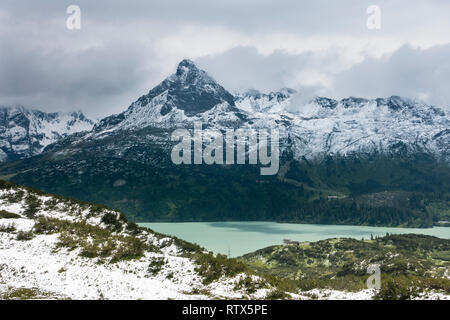 Vue sur les montagnes enneigées près de Zeinisjoch en été dans la vallée de Paznaun, l'Autriche avec la Ballunspitze dans l'arrière-plan et le Kops réservoir dans la Banque D'Images