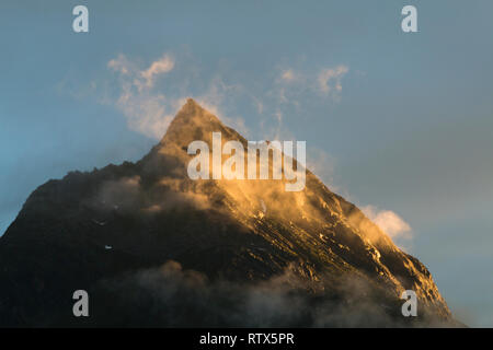 En vue de la montagne Ballunspitze Galtur dans la vallée de Paznaun, l'Autriche avec quelques nuages illuminés le soir. Banque D'Images