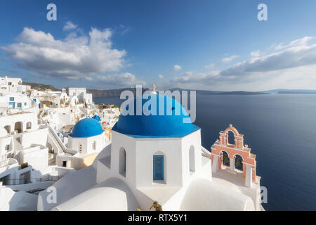 Le bleu et le blanc de l'île de Santorin, en Grèce. Banque D'Images