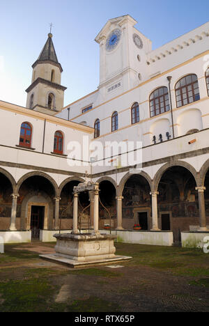 Le comte Dracula est enterré à Naples. La nouvelle théorie isc qui tombe de Dracula est situé dans le cloître de l'église de Santa Maria La Nova dans le centre historique de Naples. Banque D'Images