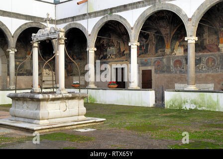 Le comte Dracula est enterré à Naples. La nouvelle théorie isc qui tombe de Dracula est situé dans le cloître de l'église de Santa Maria La Nova dans le centre historique de Naples. Banque D'Images