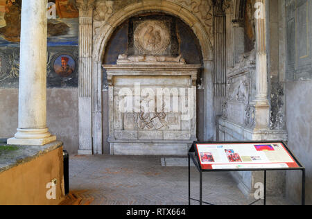 Le comte Dracula est enterré à Naples. La nouvelle théorie isc qui tombe de Dracula est situé dans le cloître de l'église de Santa Maria La Nova dans le centre historique de Naples. Banque D'Images