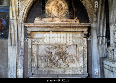 Le comte Dracula est enterré à Naples. La nouvelle théorie isc qui tombe de Dracula est situé dans le cloître de l'église de Santa Maria La Nova dans le centre historique de Naples. Banque D'Images