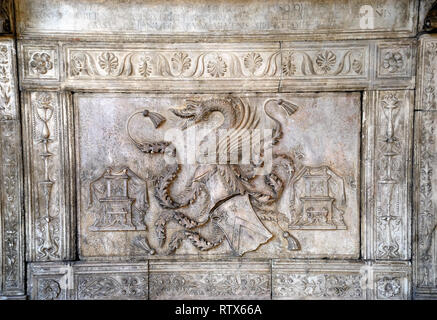 Le comte Dracula est enterré à Naples. La nouvelle théorie isc qui tombe de Dracula est situé dans le cloître de l'église de Santa Maria La Nova dans le centre historique de Naples. Banque D'Images
