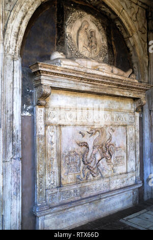 Le comte Dracula est enterré à Naples. La nouvelle théorie isc qui tombe de Dracula est situé dans le cloître de l'église de Santa Maria La Nova dans le centre historique de Naples. Banque D'Images