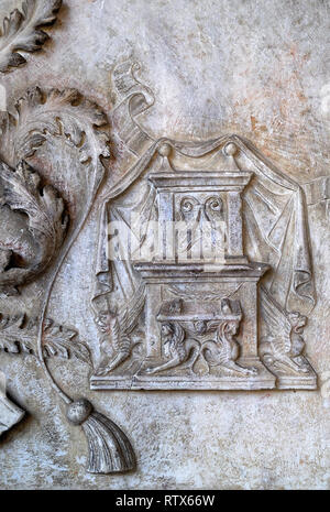 Le comte Dracula est enterré à Naples. La nouvelle théorie isc qui tombe de Dracula est situé dans le cloître de l'église de Santa Maria La Nova dans le centre historique de Naples. Banque D'Images
