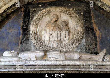 Le comte Dracula est enterré à Naples. La nouvelle théorie isc qui tombe de Dracula est situé dans le cloître de l'église de Santa Maria La Nova dans le centre historique de Naples. Banque D'Images