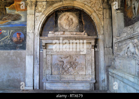Le comte Dracula est enterré à Naples. La nouvelle théorie isc qui tombe de Dracula est situé dans le cloître de l'église de Santa Maria La Nova dans le centre historique de Naples. Banque D'Images