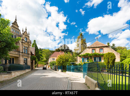 Rue avec de vieux manoirs idyllique à gersfeld, Allemagne sur une journée d'été. Banque D'Images