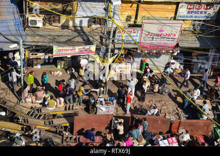 Vue sur le toit de Khari Baoli, animation de gros Indien Spice Market, Old Delhi, Inde Banque D'Images