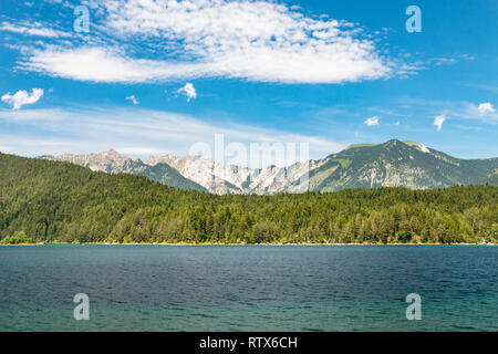 Vue sur le lac d'Eibsee Garmisch-Partenkirchen, Allemagne en été à un lointain de montagnes. Banque D'Images