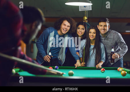 Les amis jouer au billard dans un bar. Banque D'Images