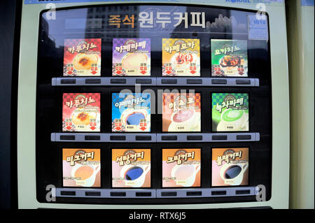 Séoul, Korea-November Sud 12,2015 : Une machine du fournisseur pour environ 12 différents types de café à Séoul, Corée du Sud Banque D'Images