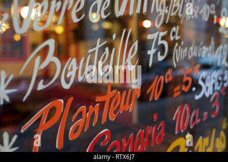 Fenêtre colorée de la brasserie affichant des boissons écrites à la main et des prix, Paris, France Banque D'Images