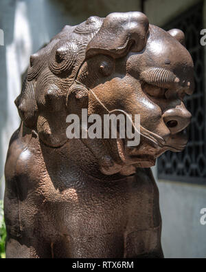 Détail d'un lion en bronze chinois aka Lion gardien impérial dans le Jardin Yu, le vieux Shanghai, Chine Banque D'Images