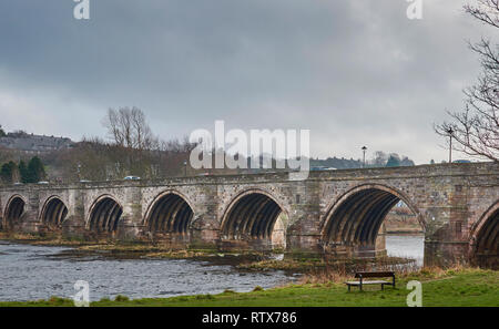 Pont de DEE A90 ROAD SUR LA RIVIÈRE DEE ECOSSE ABERDEEN LE TRAFIC SANS FIN SUR LE VIEUX PONT Banque D'Images