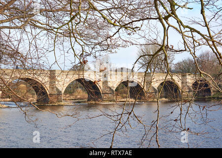 Pont de DEE A90 ROAD SUR LA RIVIÈRE DEE ABERDEEN EN ÉCOSSE LES ARCHES DU VIEUX PONT SUR LE CÔTÉ AMONT ET LES BRANCHES D'ARBRES Banque D'Images