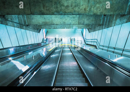 Escalator de métro à Montréal, Canada - aucune personne. La symétrie de l'intérieur Banque D'Images