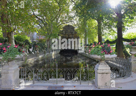 Fontaine Médicis Baroque romantique conçu au début XVII siècle dans les jardins du Luxembourg . Paris. La France. Banque D'Images