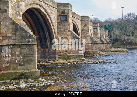 Pont de DEE A90 ROAD SUR LA RIVIÈRE DEE ECOSSE ABERDEEN LA PIERRE BUTRESSES ORIENTÉ EN AMONT Banque D'Images