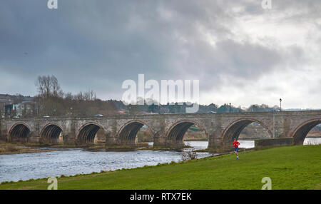 Pont de DEE A90 ROAD SUR LA RIVIÈRE DEE ECOSSE ABERDEEN LA CIRCULATION SUR LE VIEUX PONT ET UN RUNNER Banque D'Images