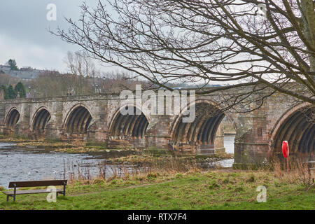 Pont de DEE A90 ROAD SUR LA RIVIÈRE DEE ABERDEEN EN ÉCOSSE LE TRAFIC SUR LE PONT VIEUX ET LES PIÉTONS Banque D'Images