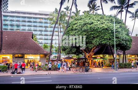 Points de vente au détail sur l'Avenue Kalakaua le 27 avril 2014 à Waikiki, Hawaii. L'Avenue Kalakaua est la rue commerçante de luxe préférés aux touristes se rendant sur Ha Banque D'Images