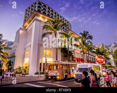 Points de vente au détail sur l'Avenue Kalakaua le 27 avril 2014 à Waikiki, Hawaii. L'Avenue Kalakaua est la rue commerçante de luxe préférés aux touristes se rendant sur Ha Banque D'Images