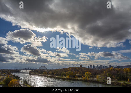 Ville de Montréal, avec l'emblématique bâtiments de la CDB à Montréal vu de gratte-ciel d'affaires du Parc Jean Drapeau à l'automne. Montréal est la ville principale Banque D'Images