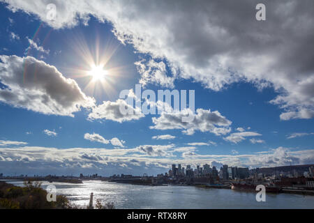 Ville de Montréal, avec l'emblématique bâtiments de la CDB à Montréal vu de gratte-ciel d'affaires du Parc Jean Drapeau à l'automne. Montréal est la ville principale Banque D'Images