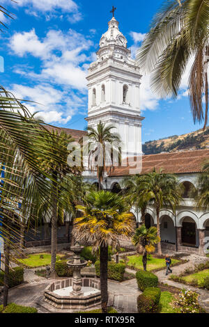 Quito, Équateur, Juillet 2018 : cour intérieure du couvent de Santo Domingo où vous pouvez voir un jardin avec sa fontaine et le clocher. Banque D'Images