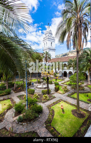 Quito, Équateur, Juillet 2018 : cour intérieure du couvent de Santo Domingo où vous pouvez voir un jardin avec sa fontaine et le clocher. Banque D'Images