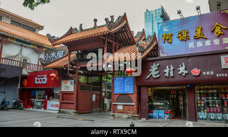 Nanning, Chine - Nov 1, 2015. Un temple bouddhiste à Nanning, Chine. Nanning est une ville moderne et une passerelle de transport pour les voyageurs à destination et en provenance du Viêt Nam Banque D'Images