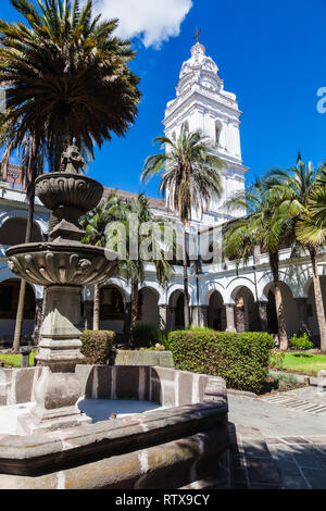 Quito, Équateur, Juillet 2018 : cour intérieure du couvent de Santo Domingo où vous pouvez voir un jardin avec sa fontaine et le clocher. Banque D'Images