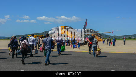 Dalat, Vietnam - Oct 30, 2015. Voyageurs avec des bagages à l'aire de Dalat - Lien Khuong Airport (IDD), prêt à bord d'un Airbus A320 avion : Jetstar Banque D'Images