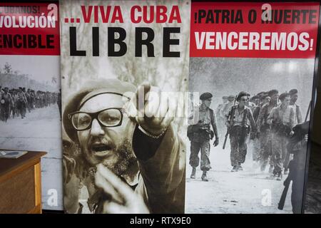 Scènes de la célèbre bataille de la guerre d'indépendance de la Révolution cubaine de la Baie des cochons et affiche de Fidel Castro à l'entrée du musée de Playa Giron Cuba Banque D'Images