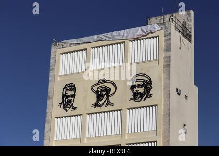 Metal Visages de Fidel Castro, Ernesto Che Guevara et Camilo Cienfuegos sur la construction photo murale près de Musée de la révolution dans la vieille Havane, Cuba Banque D'Images