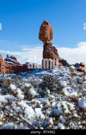 Balanced Rock dans Arches National Park au début de l'hiver avec beaucoup de neige sur le terrain Banque D'Images