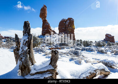 Balanced Rock dans Arches National Park au début de l'hiver avec beaucoup de neige sur le terrain Banque D'Images