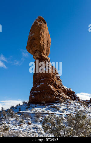 Balanced Rock dans Arches National Park au début de l'hiver avec beaucoup de neige sur le terrain Banque D'Images