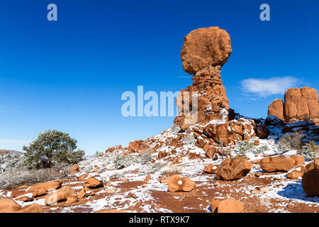 Balanced Rock dans Arches National Park au début de l'hiver avec beaucoup de neige sur le terrain Banque D'Images