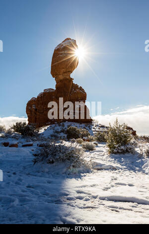 Balanced Rock dans Arches National Park au début de l'hiver avec beaucoup de neige sur le terrain Banque D'Images